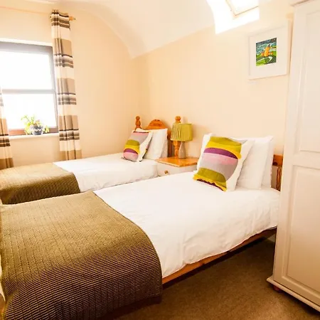 Roadford House Bed & Breakfast 4*